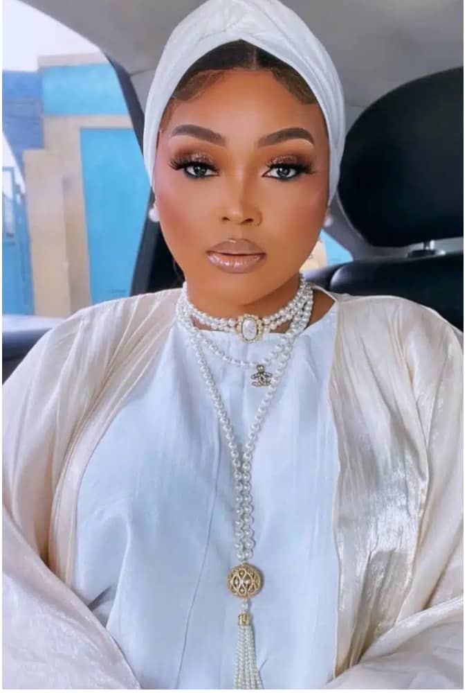 Mercy Aigbe don show off her sparkling new wedding ring from husband, Kazim Adeoti:
